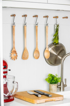 Лопатка з прорізами KitchenAid Coreline, 34 см (KQR702OHE)