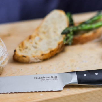 Ніж для хліба KitchenAid Coreline з захисним чохлом для леза, 20 см (KOG8IRSSOHOBA)