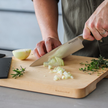 Ніж кухонний KitchenAid Coreline з захисним чохлом для леза, 20 см (KOG8IFSSOHOBA)