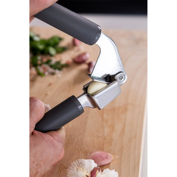 Прес для часнику KitchenAid Coreline, 19 см (KAS132OHCGG)