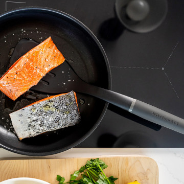 Лопатка з прорізами KitchenAid Coreline, 34 см (KAS002OHCGG)