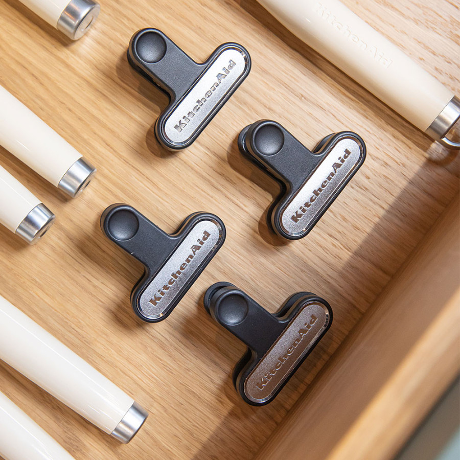 Лопатка з прорізами KitchenAid Coreline, 32 см (KAG024OHACE)