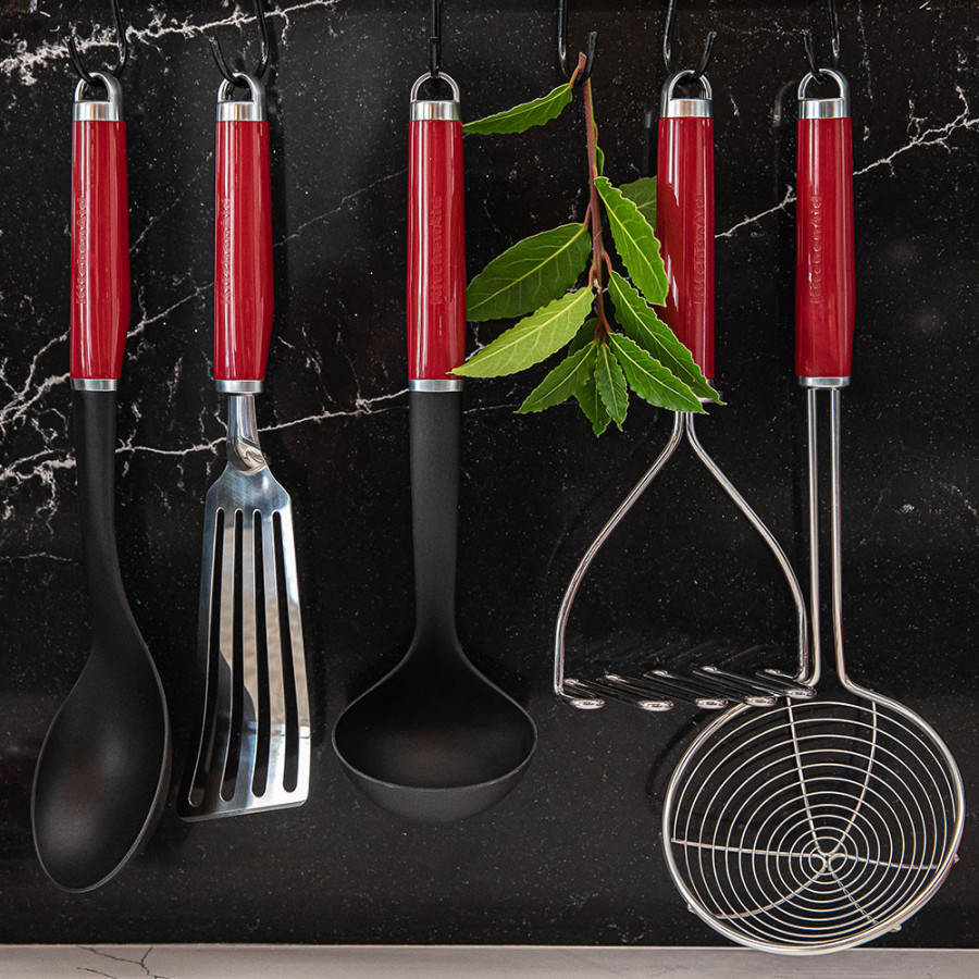 Лопатка з прорізами KitchenAid Coreline, 32 см (KAG024OHERE)