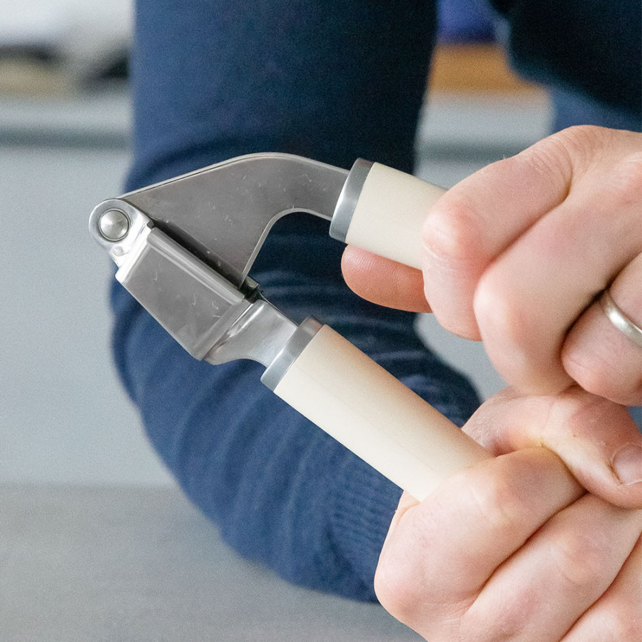 Прес для часнику KitchenAid Coreline, 19 см (KAG132OHACE)