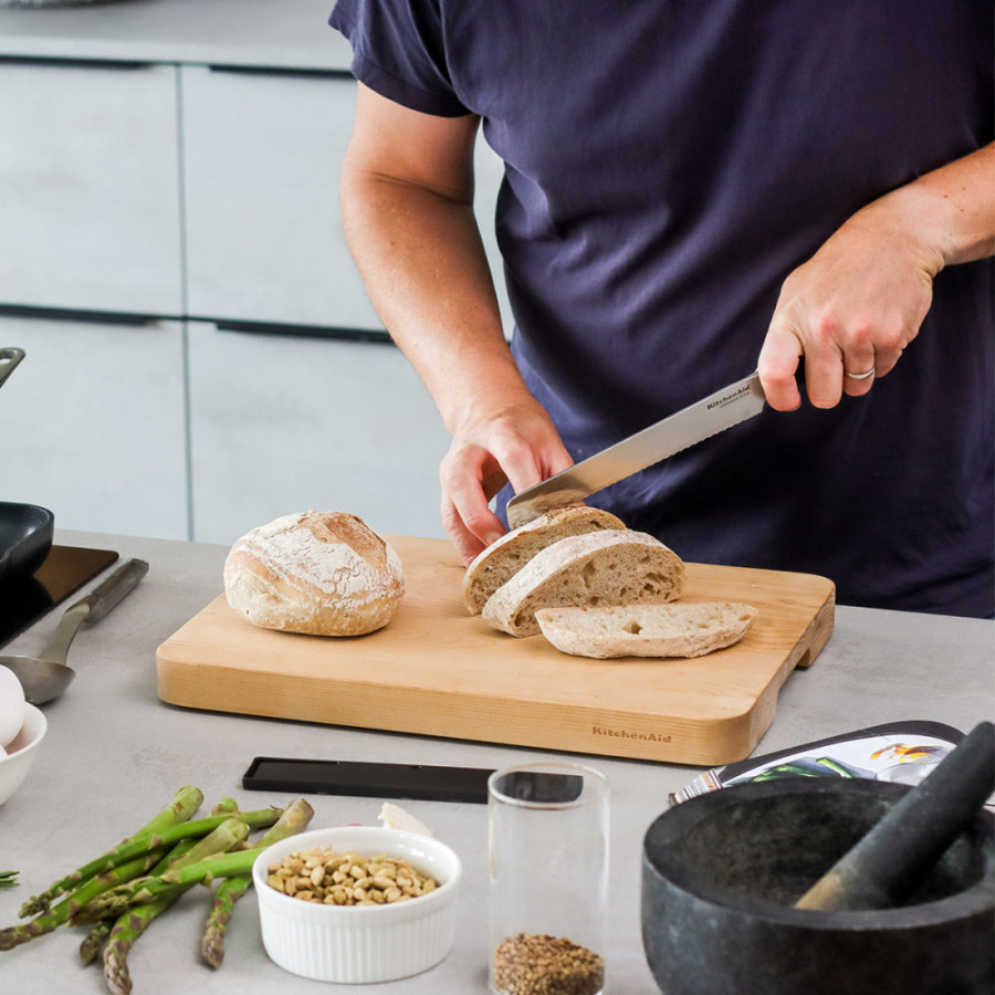 Ніж для хліба KitchenAid Coreline з захисним чохлом для леза, 20 см (KOG8IRSSOHOBA)