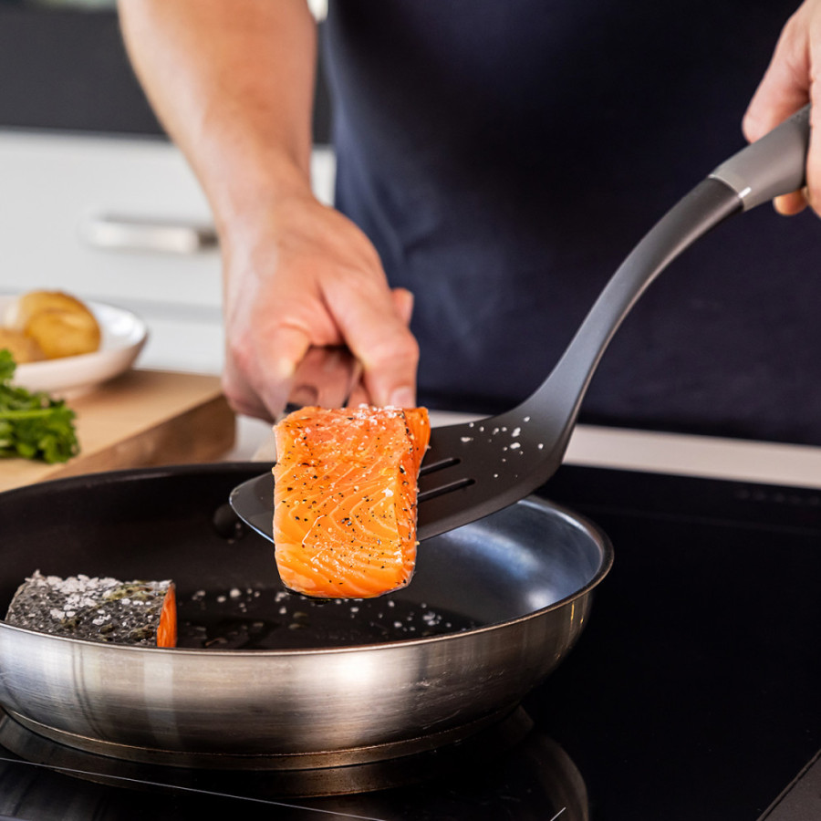 Лопатка з прорізами KitchenAid Coreline, 34 см (KAS002OHCGG)