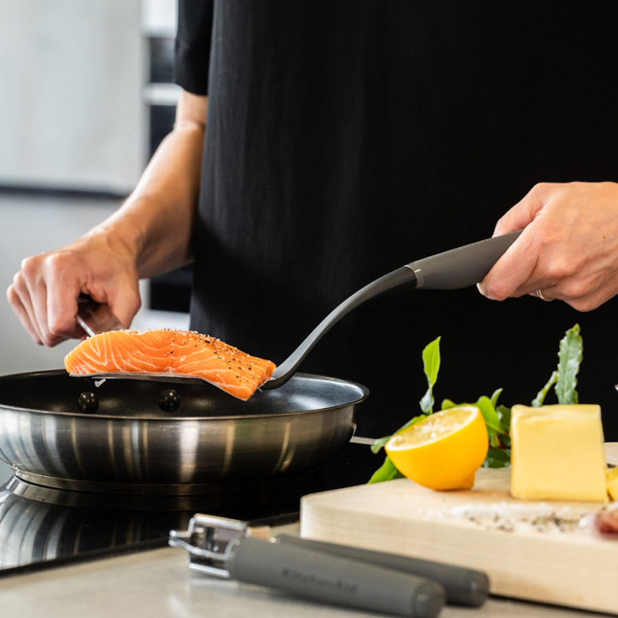 Лопатка з прорізами KitchenAid Coreline, 34 см (KAS002OHCGG)