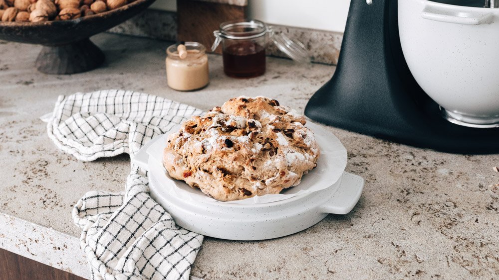 Ржаной Хлеб с Изюмом и Лесными Орехами Ржаной Хлеб с Изюмом и Лесными Орехами
